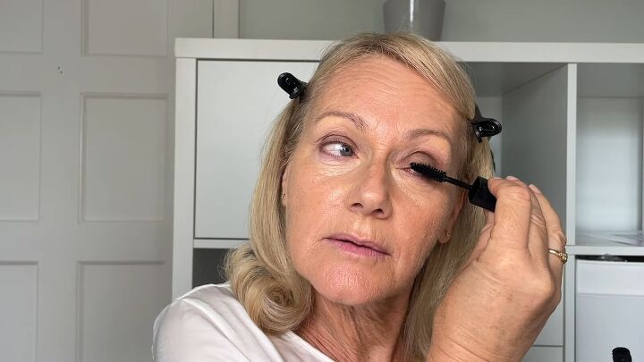 simple morning makeup routine tutorial, Adding mascara