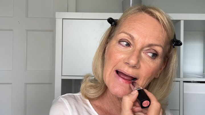 simple morning makeup routine tutorial, Adding lipstick