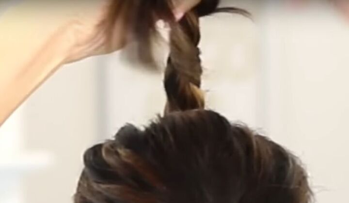 6 easy heatless hairstyles to try at home, Twisting hair