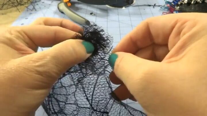how to create an elegant halloween fascinator, Weaving into netting