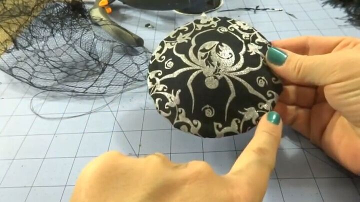 how to create an elegant halloween fascinator, Determining front of hat