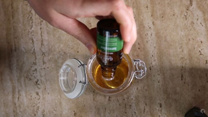 6 easy no poo shampoo recipes, Adding lavender oil to honey