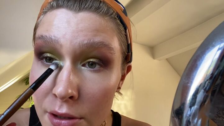 classic cruella de vil makeup for halloween, Applying eyeshadow