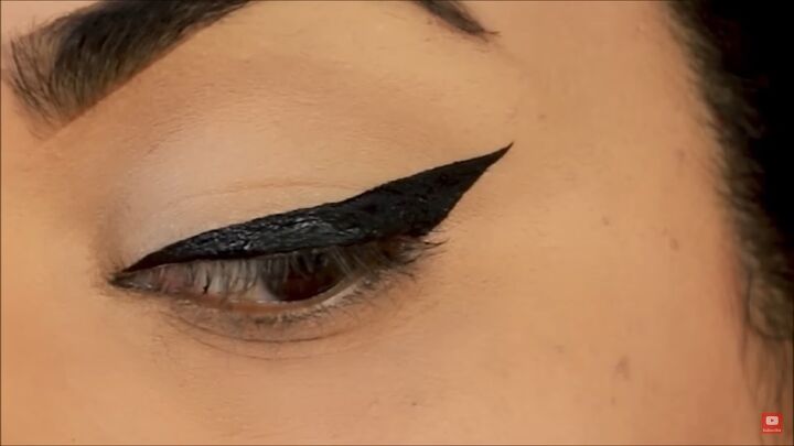 how to create stunning eyeliner looks for hooded eyes, Winged eyeliner