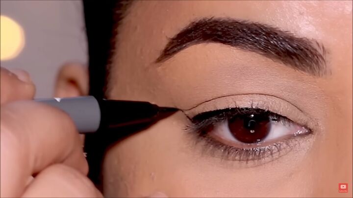 how to create stunning eyeliner looks for hooded eyes, Applying eyeliner