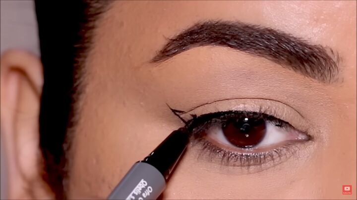 how to create stunning eyeliner looks for hooded eyes, Applying eyeliner