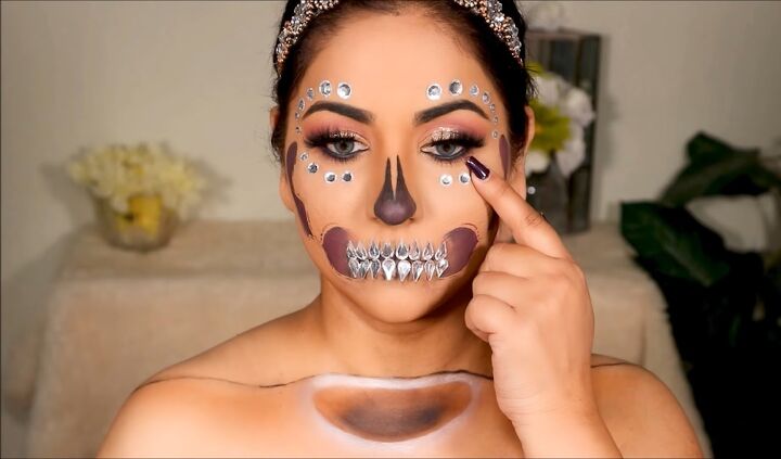 spooky halloween special effects makeup tutorial, Adding rhinestones
