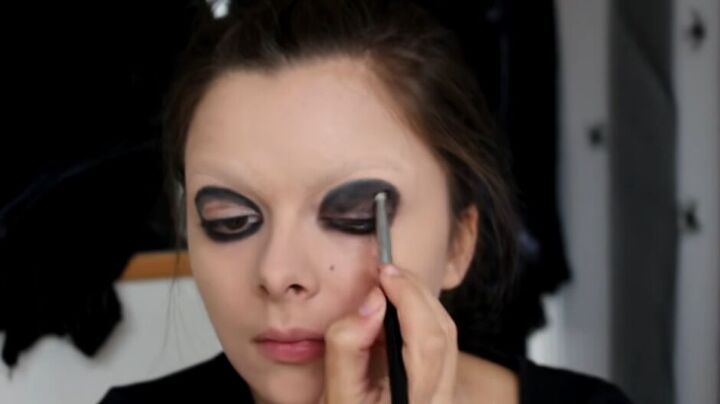 creepy spider queen makeup for halloween, Applying black eye makeup
