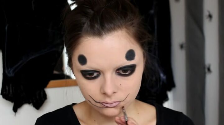 creepy spider queen makeup for halloween, Drawing fangs
