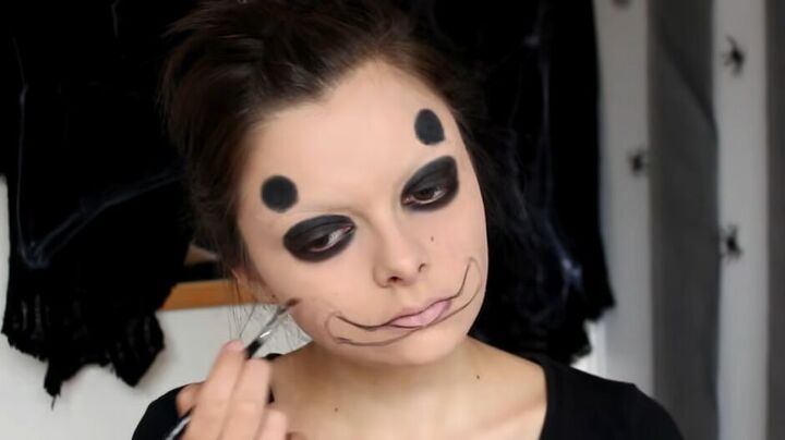 creepy spider queen makeup for halloween, Drawing fangs