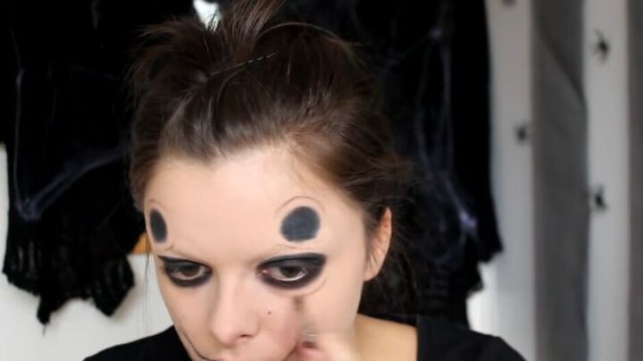 creepy spider queen makeup for halloween, Adding more eye makeup