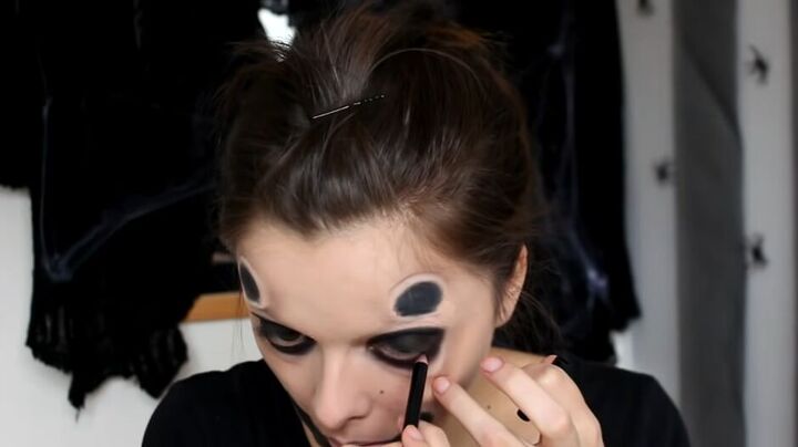 creepy spider queen makeup for halloween, Lining eyes
