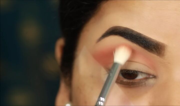 easy princess jasmine makeup and hair tutorial for halloween, Applying eyeshadow