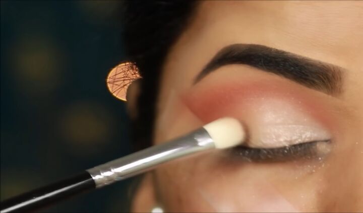 easy princess jasmine makeup and hair tutorial for halloween, Applying eyeshadow
