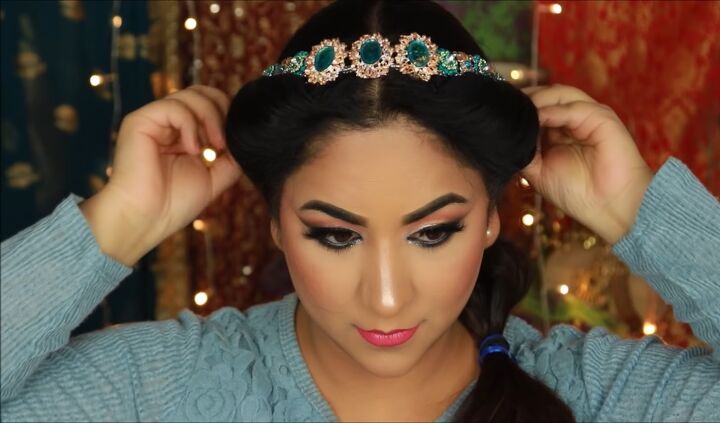 easy princess jasmine makeup and hair tutorial for halloween, Adding headband