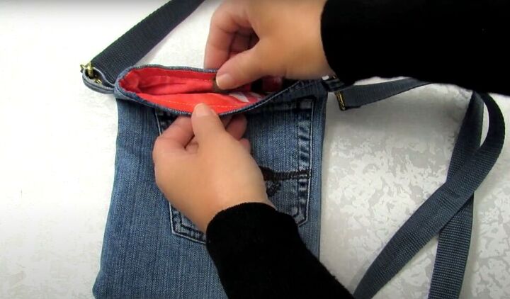 diy purse from old jeans tutorial, Adding strap to DIY purse