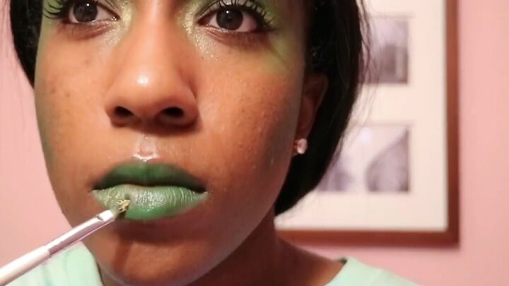 diy mother nature costume for halloween, Applying green lip makeup