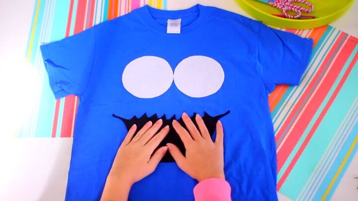 diy cookie monster costume for halloween, Placing mouth on t shirt