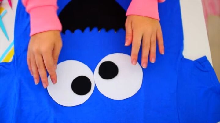 diy cookie monster costume for halloween, Adding pupils to eyes