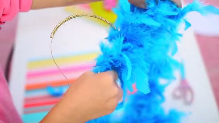 diy cookie monster costume for halloween, Wrapping the feather boa around the headband