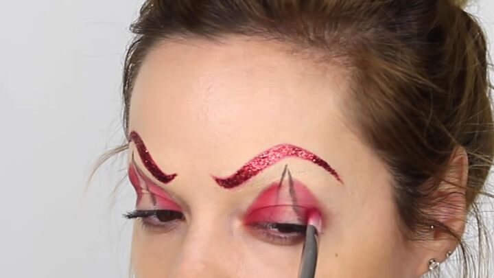 glamorous clown makeup tutorial for halloween, Filling in the eyelid
