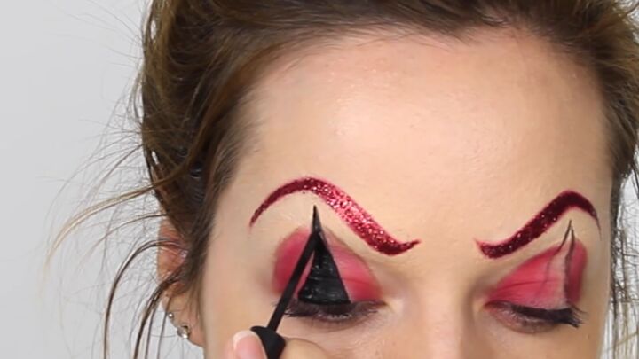 glamorous clown makeup tutorial for halloween, Adding black eyeliner to lid