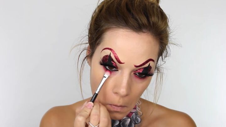 glamorous clown makeup tutorial for halloween, Lining undereye