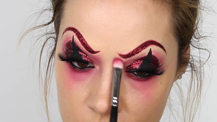 glamorous clown makeup tutorial for halloween, Lining eyelid