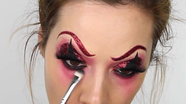 glamorous clown makeup tutorial for halloween, Smoking out waterline