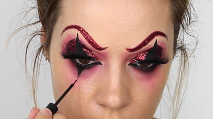 glamorous clown makeup tutorial for halloween, Drawing triangle from eye