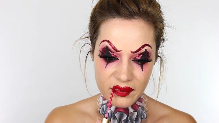 glamorous clown makeup tutorial for halloween, Overdrawing lips