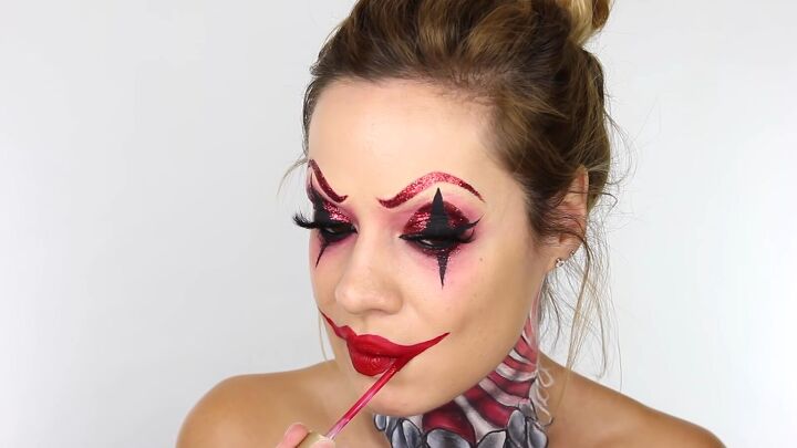 glamorous clown makeup tutorial for halloween, Extending lips