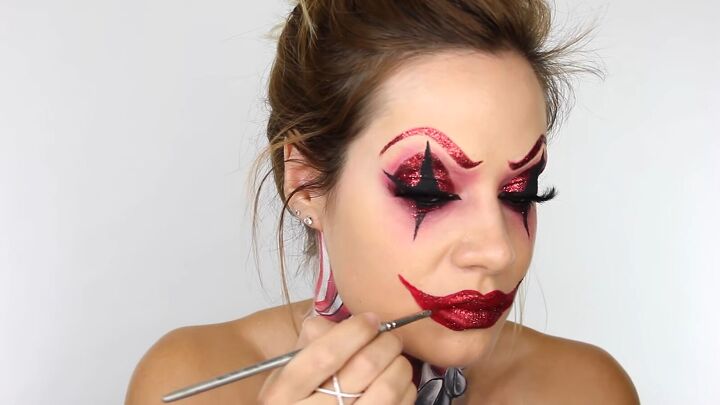 glamorous clown makeup tutorial for halloween, Adding glitter to lips