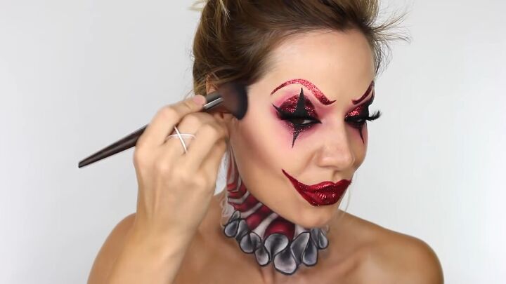 glamorous clown makeup tutorial for halloween, Contouring cheeks