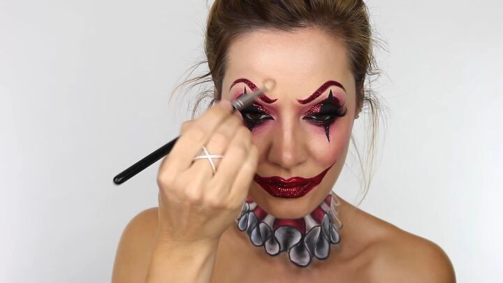 glamorous clown makeup tutorial for halloween, Contouring eyebrows