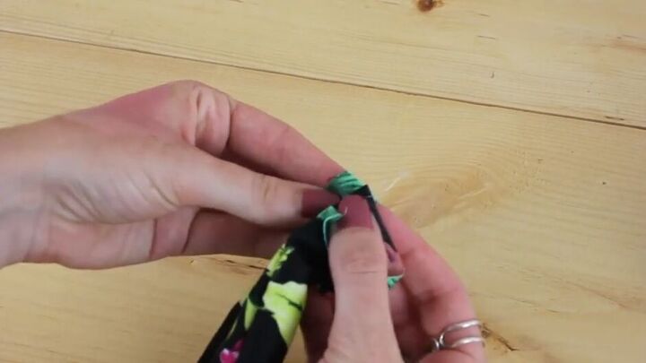 how to make a scrunchie from leftover material, Lining up the seams