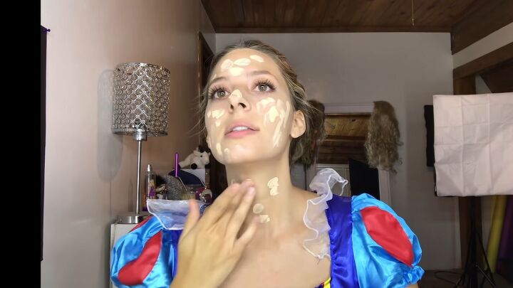 diy spooky poisoned snow white makeup for halloween, Applying light foundation
