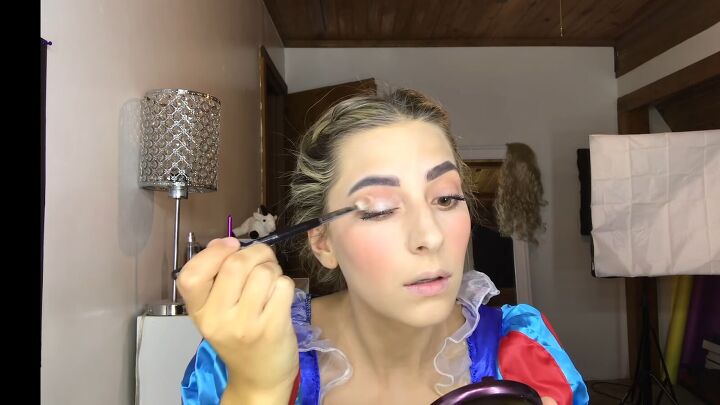 diy spooky poisoned snow white makeup for halloween, Applying light eyeshadow