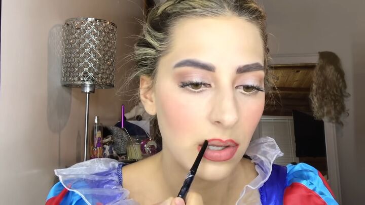 diy spooky poisoned snow white makeup for halloween, Lining lips