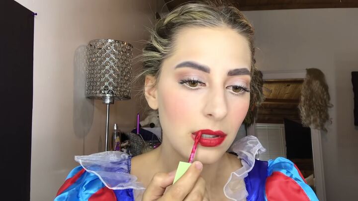 diy spooky poisoned snow white makeup for halloween, Adding lipstick