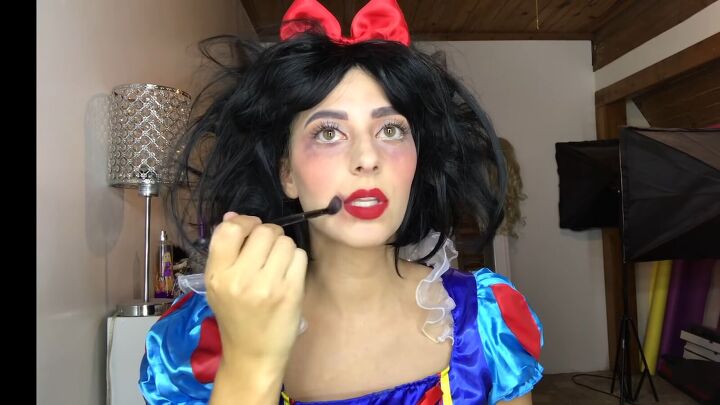 diy spooky poisoned snow white makeup for halloween, Adding bruising
