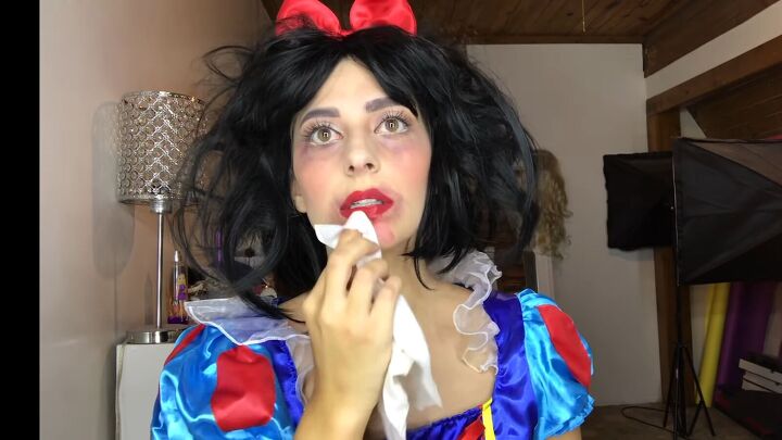 diy spooky poisoned snow white makeup for halloween, Smearing lipstick