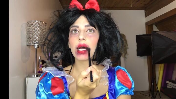 diy spooky poisoned snow white makeup for halloween, Adding black eyeshadow to lips