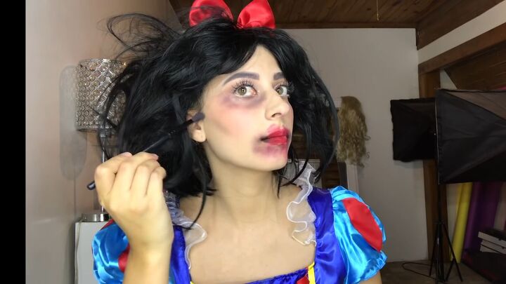 diy spooky poisoned snow white makeup for halloween, Applying black eyeshadow to cheeks