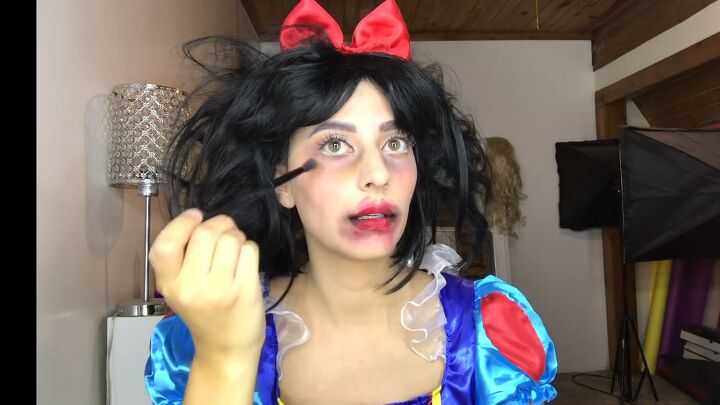 diy spooky poisoned snow white makeup for halloween, Applying yellow eyeshadow