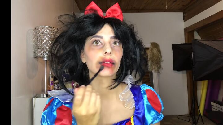 diy spooky poisoned snow white makeup for halloween, Applying blue eyeshadow