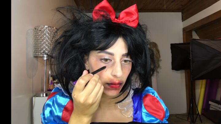 diy spooky poisoned snow white makeup for halloween, Drawing on veins