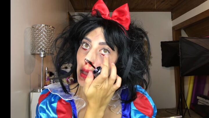 diy spooky poisoned snow white makeup for halloween, Adding fake blood