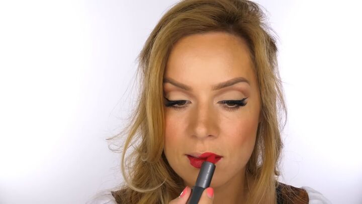 cute little red riding hood halloween makeup tutorial, Applying lipstick