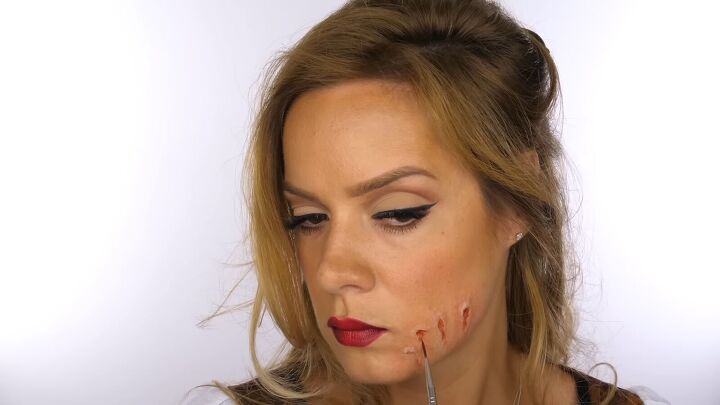 cute little red riding hood halloween makeup tutorial, Creating bite wound